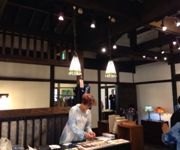 高崎の大和屋さんの2階で、藍染展開催中